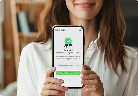 Mulher segurando um celular com a tela de registro finalizado em destaque.